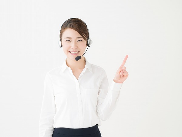 指を立てる女性